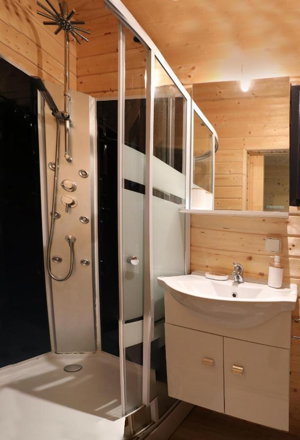 Au Coeur du Bien-Etre, chalet avec piscine chauffée et couverte, SPA, sauna, massages Monteaux Extérieur photo